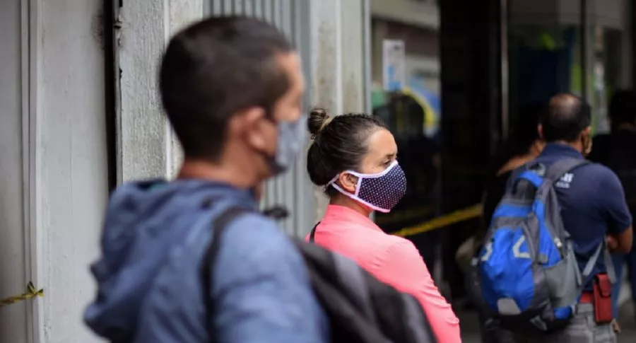 Personas con tapabocas en Bogotá: Gabriel Jaramillo indicó que el mundo no tendrá un plan de vacunación contra el COVID-19 antes de 2023 y que esta será la generación del tapabocas.     