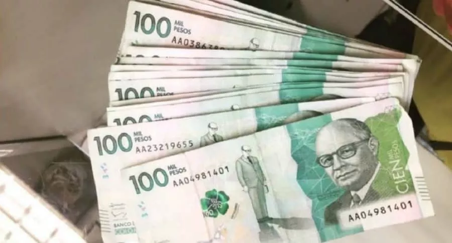 Billetes de 100.000 pesos colombianos: el salario mínimo de Ginebra, Suiza, corresponde a más de 16 millones de pesos colombianos. 