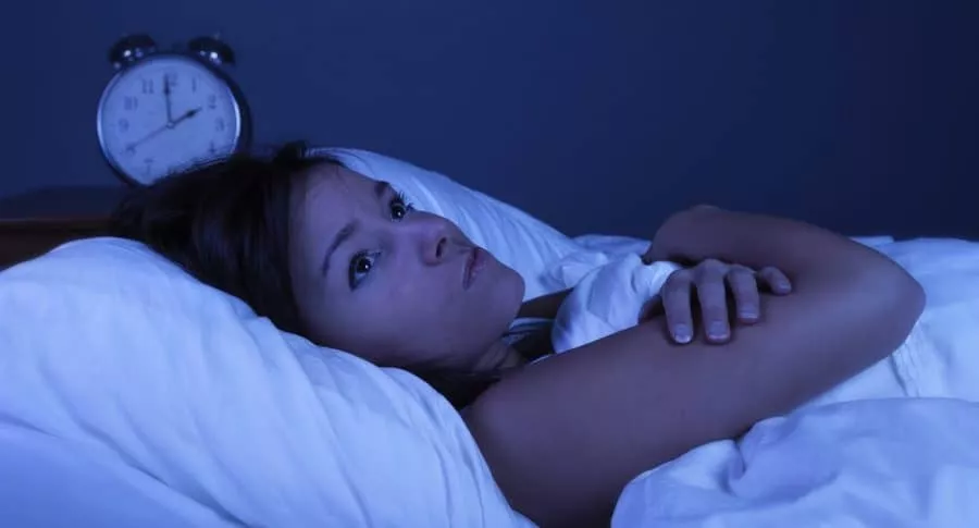 Ilustración de mujer con insomnio, a propósito de la técnica rosa, que ayuda a tener sueños profundos y reparadores