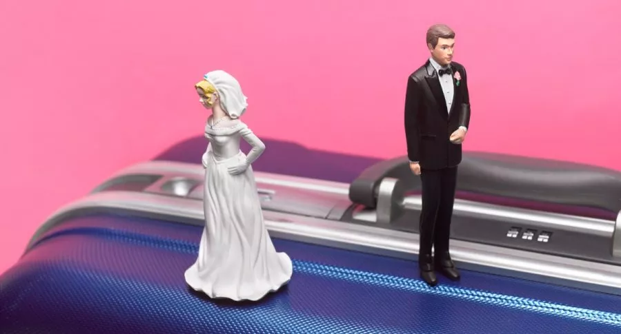 Figuras de torta de matrimonio, que representan los divorcios en aumento en Colombia.