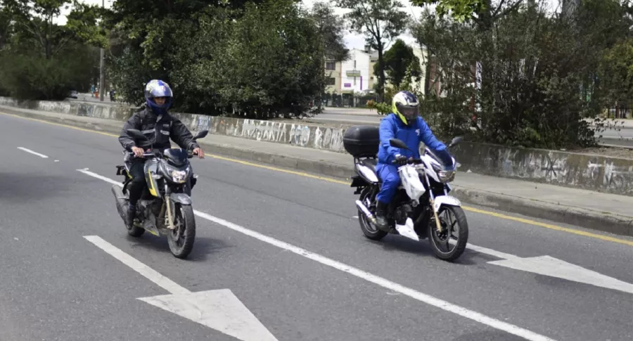 Motociclistas en Bogotá, quienes se beneficiarán con el curso gratuito virtual que el Distrito lanzó para ayudar a reducir la mortalidad de estos conductores.