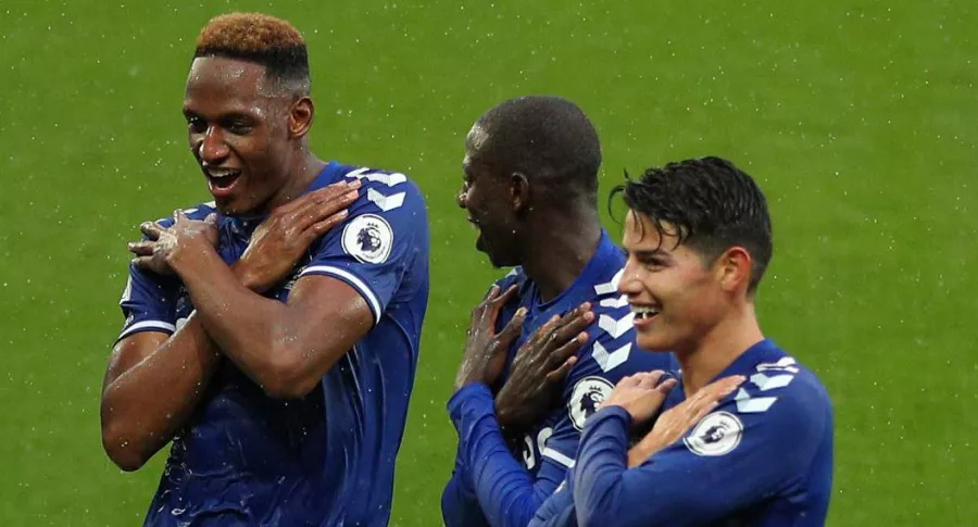 Yerry Mina y James Rodríguez celebrando un gol con el Everton, ambos fueron incluidos en equipo ideal de la Premier League
