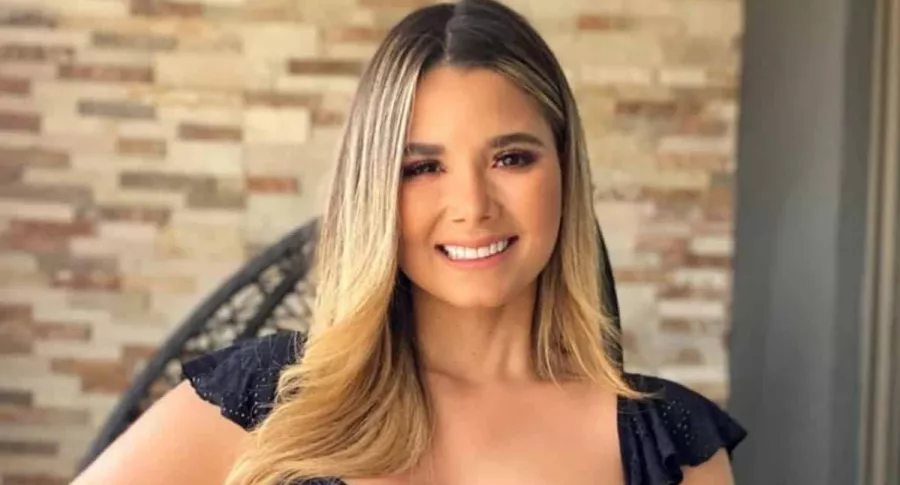 Melissa Martínez, presentadora colombiana con síndrome de pica que la hace comer papel.