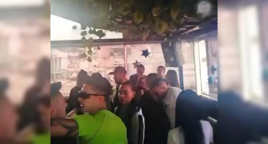 Imagen de una fiesta ilegal en bar a plena luz del día, en Bogotá
