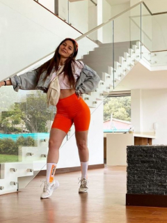 Lina Tejeiro en la casa que compró, y de la que ya mostró en video cómo avanzan las remodelaciones.