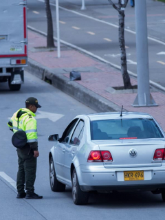 Imagen de carro detenido por policía en Bogotá para ilustrar nota sobre el fin de los comparendos pedagógicos por pico y placa