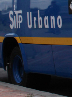 Bus de SITP se volcó después de estrellarse con dos taxis