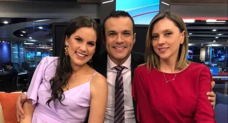 Juan Diego Alvira, presentador que aclaró rumor de supuesta salida de Noticias Caracol, junto a Linda Palma y Catalina Gómez, también del informativo.