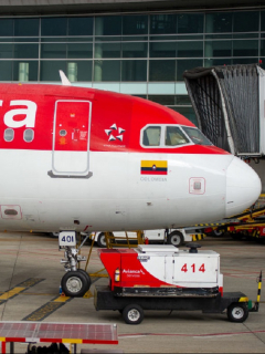 Avión de Avianca en aeropuerto: Tribunal de Bancarrotas de Estados Unidos avaló que Avianca acceda a financiamiento bajo la figura de ‘Deudores en Posesión’ por 2.000 millones de dólares.