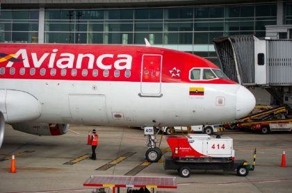 Avión de Avianca en aeropuerto: Tribunal de Bancarrotas de Estados Unidos avaló que Avianca acceda a financiamiento bajo la figura de ‘Deudores en Posesión’ por 2.000 millones de dólares.