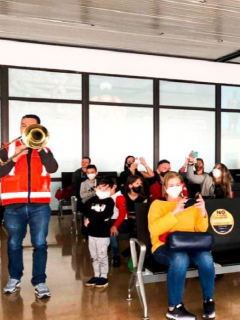Imagen del concierto que Avianca les dio a sus pasajeros, y por el que será indagada por la Aerocivil