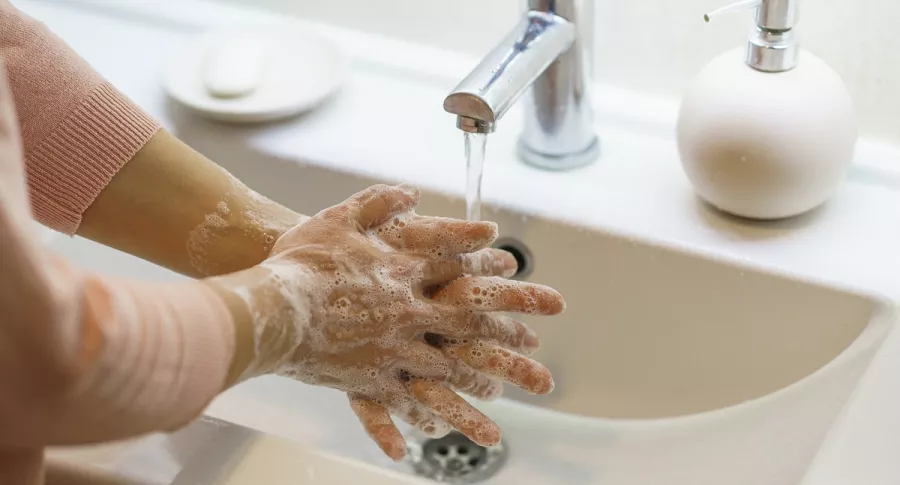 Mujer lavándose las manos. Inflación: lo que más subió y bajó en septiembre de 2020