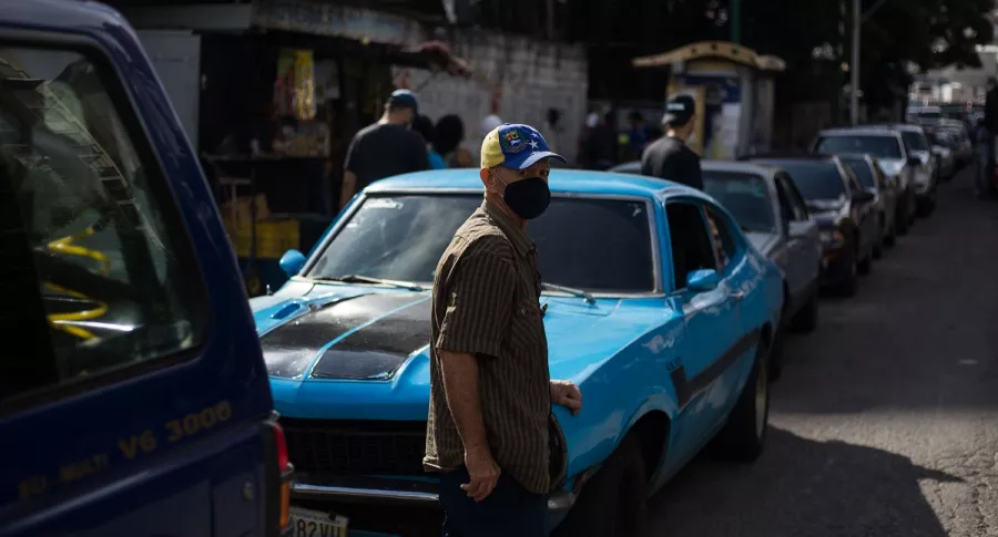 Fila de carros en Caracas esperando abastecerse de gasolina dependiendo del número de su matrícula.