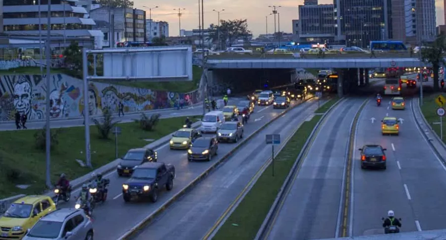 Carros de Bogotá, que este martes tendrán multas económicas si incumplen el pico y placa de la ciudad. 