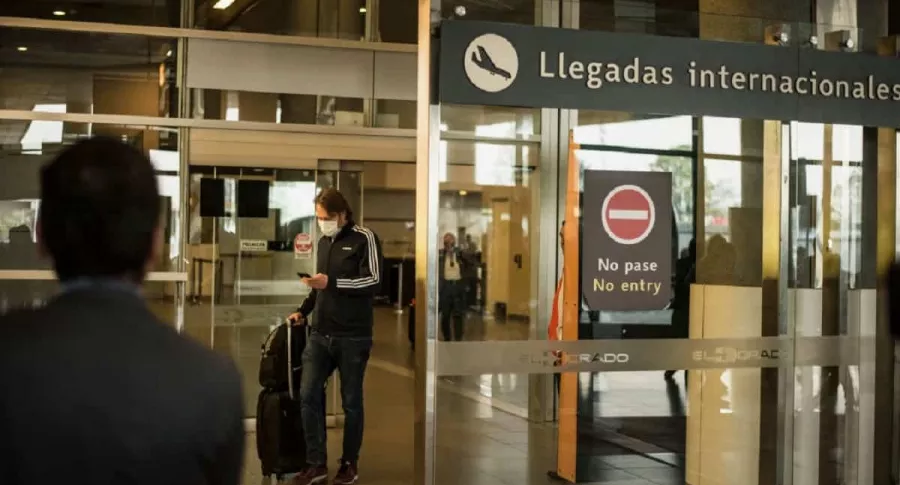 Llegadas del aeropuerto El Dorado de Bogotá, por donde siguen arribando viajeros sin cumplir protocolos de bioseguridad.