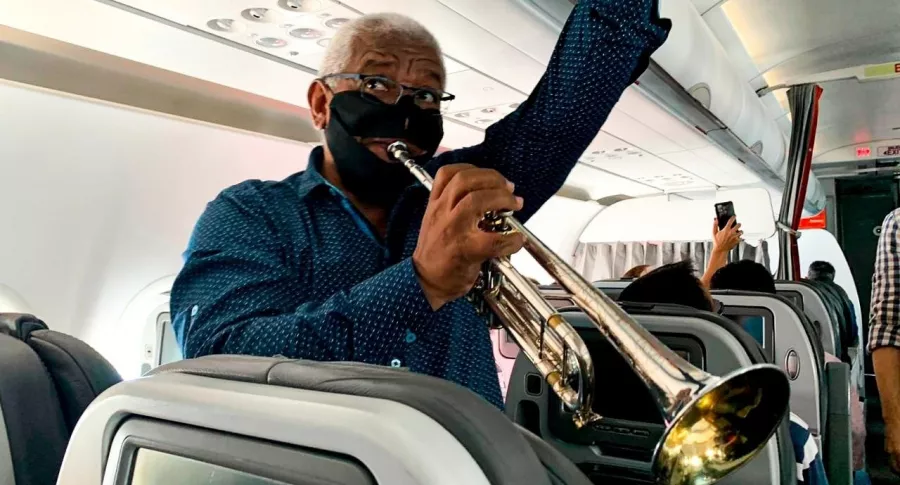 Un trompetista y varios otros músicos dieron concierto con instrumentos de viento dentro de un avión de Avianca.