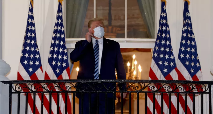 Donald Trump usando tapabocas, quien volvió a ser censurado por desinformar sobre el COVID-19