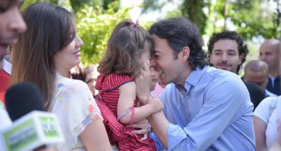 El alcalde de Medellín, Daniel Quintero Calle, con su esposa Diana Osorio, y su hija, Maía.