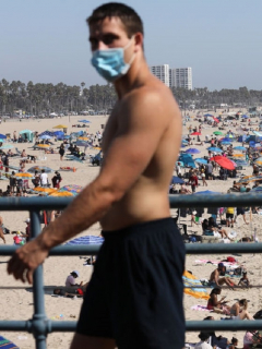 La playa de Santa Mónica, en California, durante la pandemia de COVID-19.