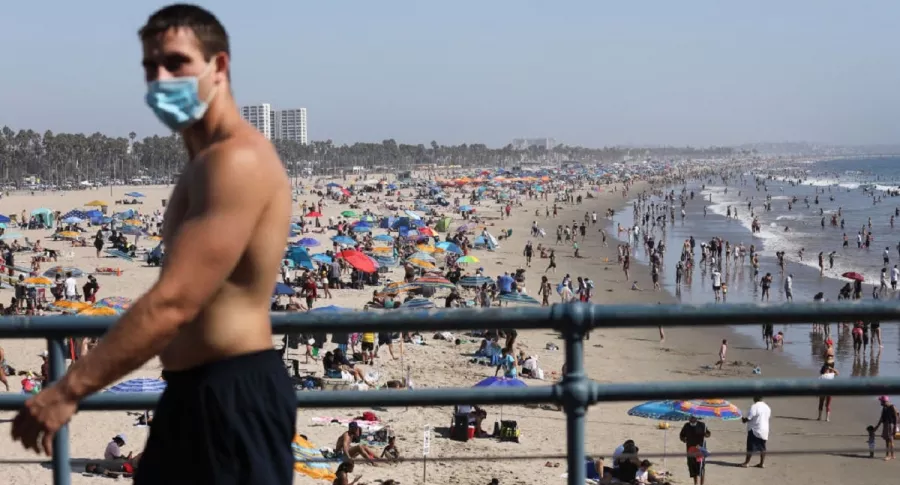 La playa de Santa Mónica, en California, durante la pandemia de COVID-19.
