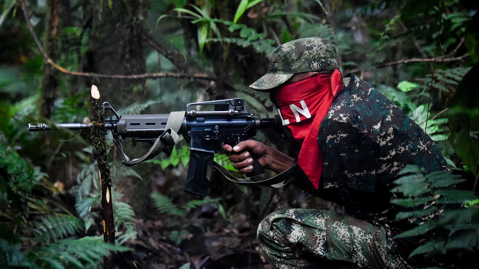 Foto de un guerrillero del Eln, uno de los grupos responsables del conflicto armado en Colombia.