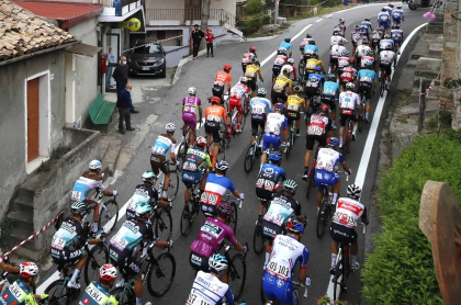 Pelotón del Giro de Italia en la etapa 10. Imagen de referencia.