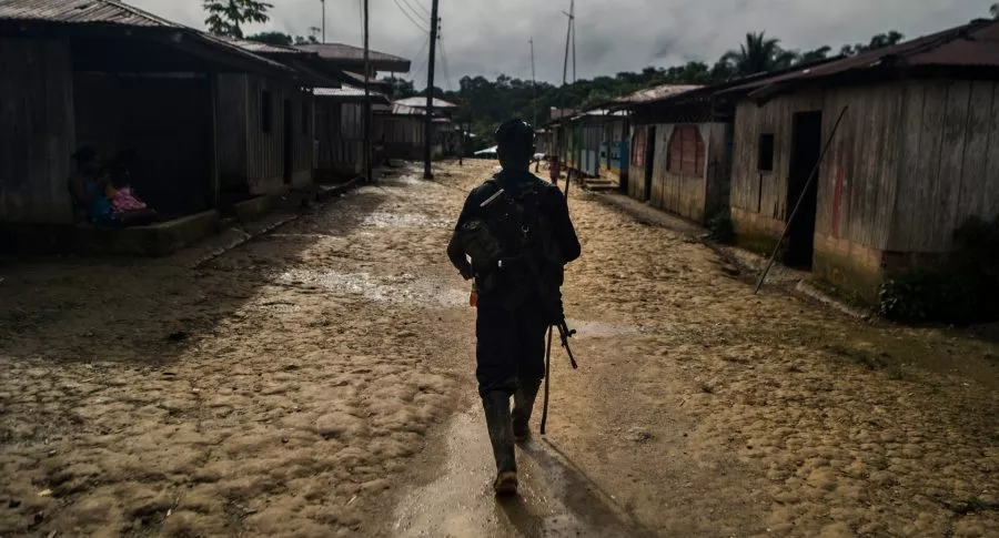 Conflicto en Colombia: Un miembro del ELN camina cerca al Río San Juan en el Chocó, Colombia.