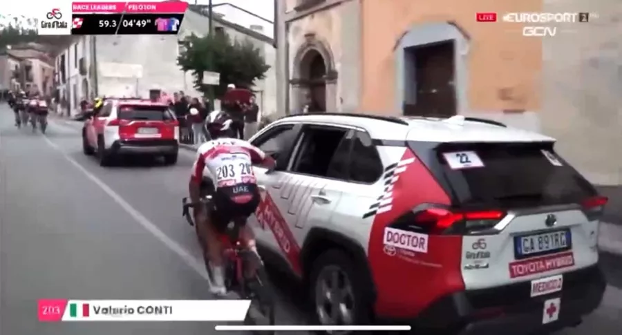 Valerio Conti, sorprendido agarrado de un carro en el Giro de Italia