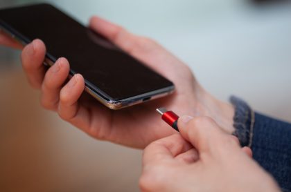 Imagen de celular siendo conectado para ilustrar nota sobre los hábitos que dañan la batería del celular y cómo cuidarla