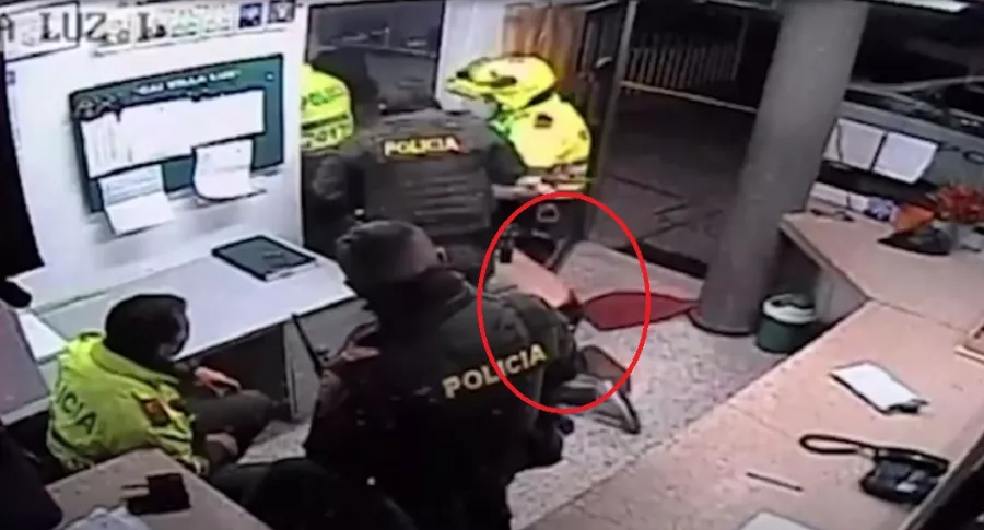 Video muestra que policías arrastraron a Javier Ordóñez en el CAI Villa Luz, en Bogotá
