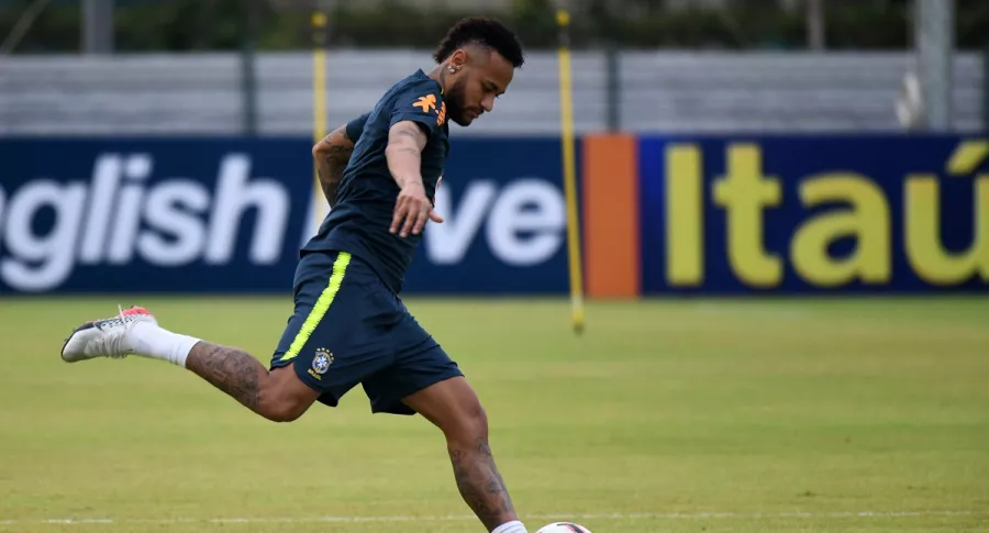 Neymar salió del entrenamiento de Brasil con dolor