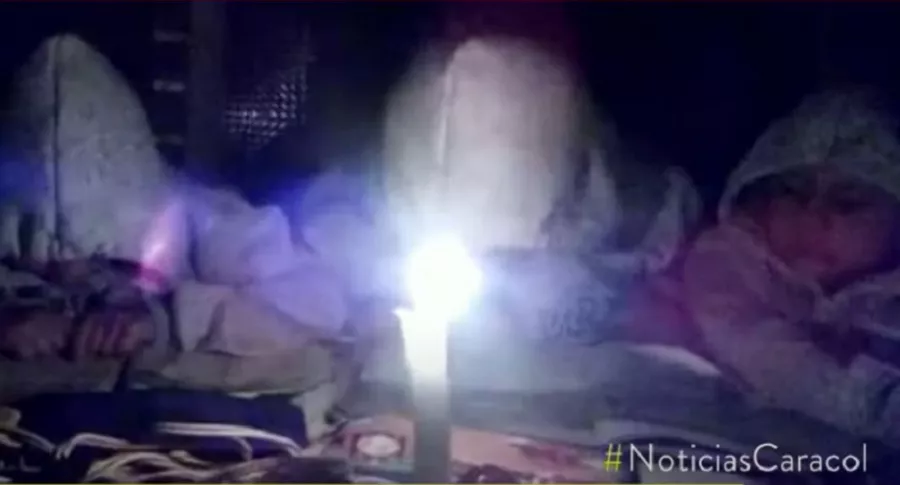 Niños estudian alumbrados con velas y gobernador de Boyacá promete llevarles servicio de energía
