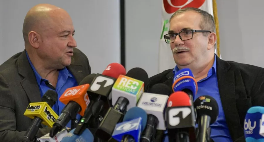 Carlos Antonio Lozada y Rodrigo Londoño, cuyo partido Farc se atribuye el asesinato de Álvaro Gómez Hurtado, durante una rueda de prensa en Bogotá, en 2019.