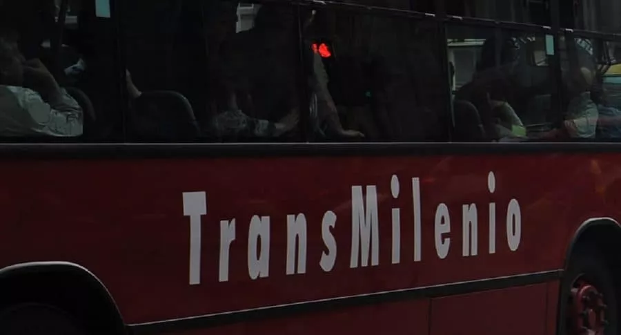 Imagen que ilustra nota de las personas que olvidaron la pandemia y bailaron en bus de Transmilenio