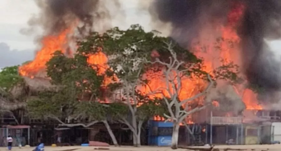 Imagen del momento en que kioscos turísticos se incendiaron en Cartagena