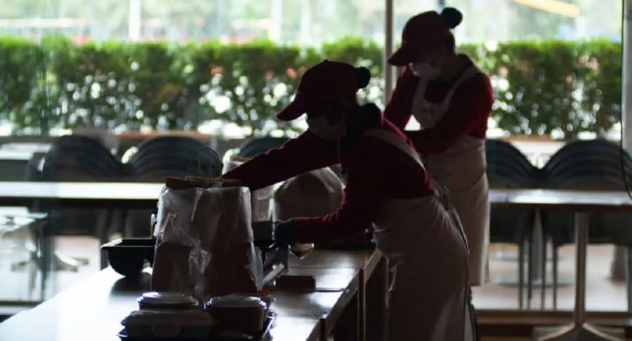 Mujeres trabajando en cafetería de Bogotá: extendieron el subsidio a la nómina hasta marzo y lo ampliaron al 50 % a las mujeres trabajadoras. 