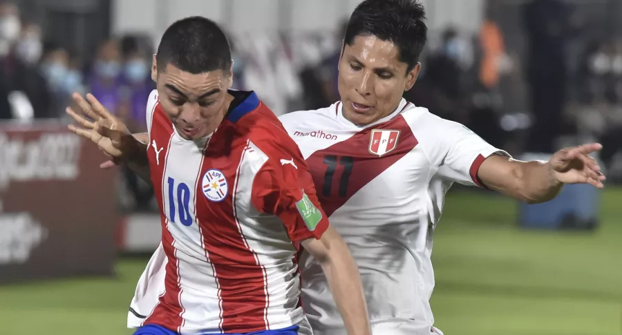 Paraguay's Miguel Almiron (L) and Peru's Raul Ruidiaz vie for the ball during their 2022 FIFA World Cup South American qualifier football match at the Defensores del Chaco Stadium in Asuncion on October 8, 2020, amid the COVID-19 novel coronavirus pandemic. (Photo by Norberto DUARTE / AFP)