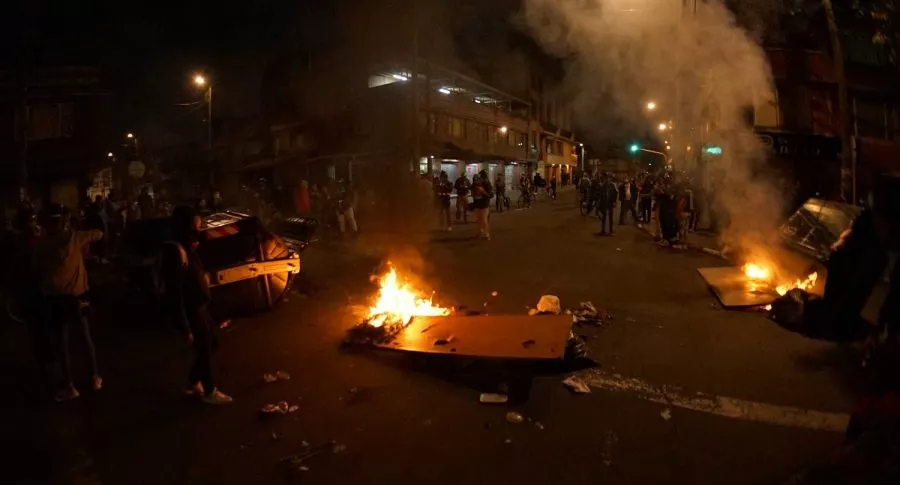 Disturbios que quedaron en Bogotá por protestas, que son analizados por la Procuraduría para tomar medidas disciplinarias contra la Policía por abuso. 