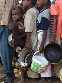 El Programa Mundial de Alimentos (PMA), que ganó el premio Nobel de Paz 2020, ayuda a poblaciones como los desplazados internos en campamentos de Mogadiscio, en 2009.