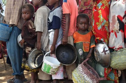 El Programa Mundial de Alimentos (PMA), que ganó el premio Nobel de Paz 2020, ayuda a poblaciones como los desplazados internos en campamentos de Mogadiscio, en 2009.