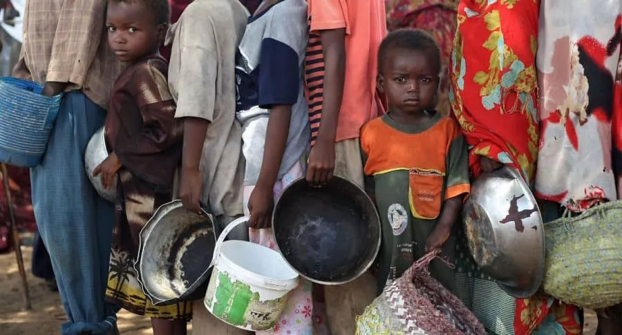 El Programa Mundial de Alimentos (PMA), que ganó el premio Nobel de Paz 2020, ayuda a poblaciones como los desplazados internos en campamentos de Mogadiscio, en 2009.