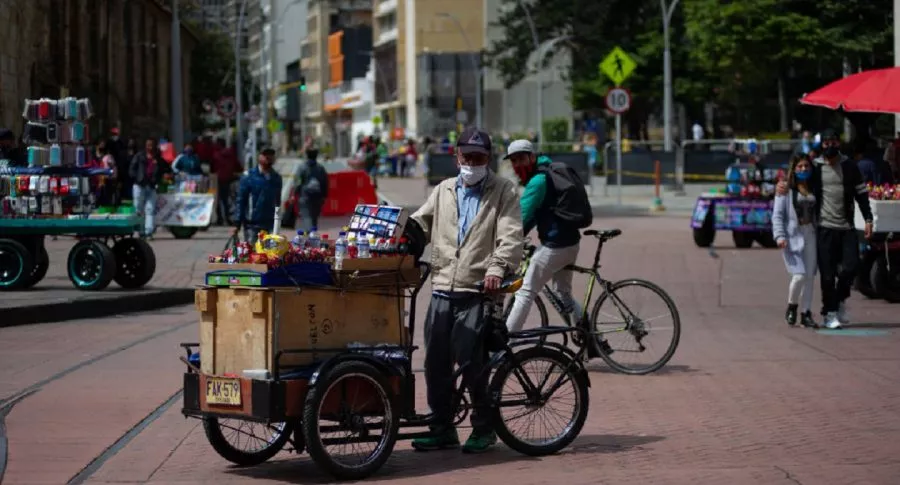 Imagen de vendedores informales que deberán pagar por espacio público en Bogotá