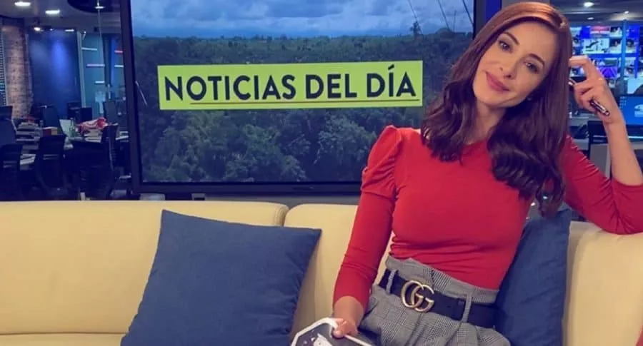 Alejanadra Giraldo, quien contó que sus cicatrices de las piernas fueron por una bomba en Medellín, en foto en el set de Noticias Caracol.
