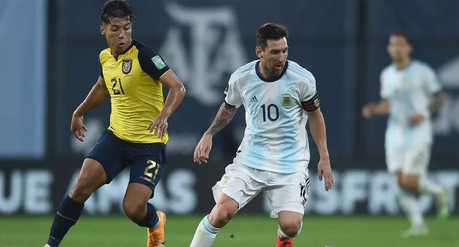 Moises Caicedo y Lionel Messi, en partido de eliminatorias Argentina vs. Ecuador, que se metió en top 10 del 'rating'.