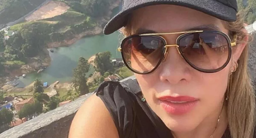 Selfi de Sandra Barrios, la exesposa de Jessi Uribe que fue defendida por la hija de su nuevo novio.