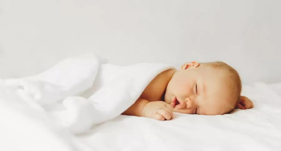 Foto de un bebé dormido ilustra nota sobre cómo respirar como un bebé para reducir el estrés.