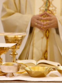Sacerdote, que ilustra nota de cura que fue pillado teniendo trío sexual en pleno altar
