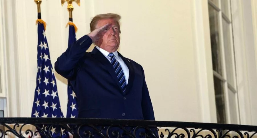(FILES) In this file photo taken on October 5, 2020 US President Donald Trump salutes as he arrives at the White House upon his return from Walter Reed Medical Center, where he underwent treatment for Covid-19, in Washington, DC. - US Democrats said on October 8, 2020 that they will introduce a measure creating a commission to evaluate whether Donald Trump or other presidents have the capacity to discharge the duties of their office. (Photo by NICHOLAS KAMM / AFP)