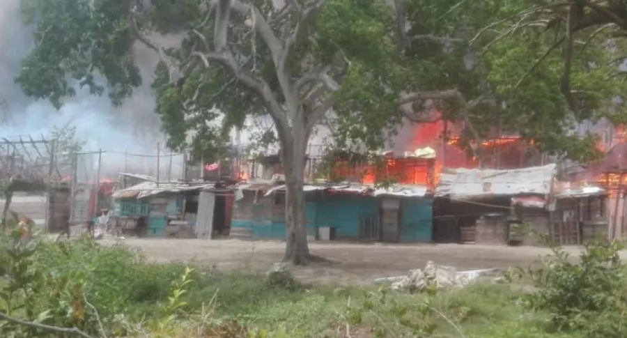 12 kioscos terminaron en cenizas en Playa Blanca, en Cartagena, y 4 personas fueron detenidas