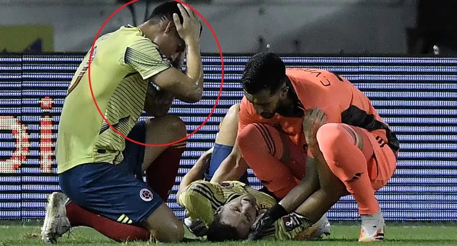 James Rodríguez lamentando la lesión de Santiago Arias en Colombia vs Venezuela